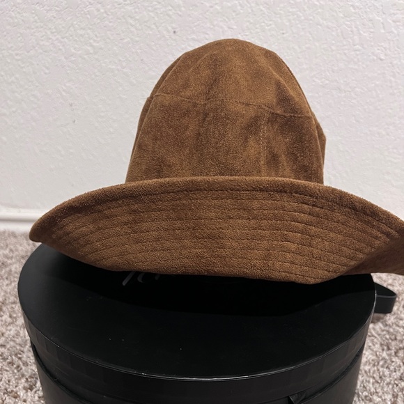 🎁Wyeth Faux Suede tan bucket hat - Picture 2 of 3